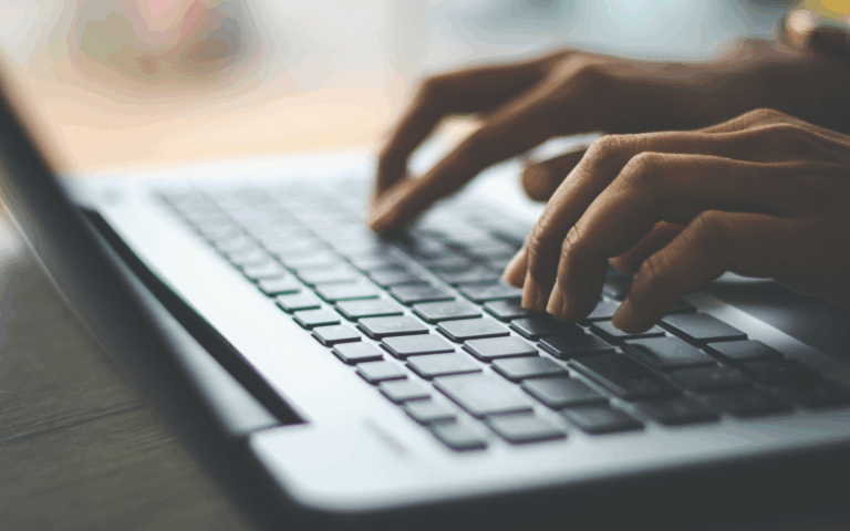 Hände tippen auf einer Laptop-Tastatur – professionelles Schreiben und Ghostwriting am Computer